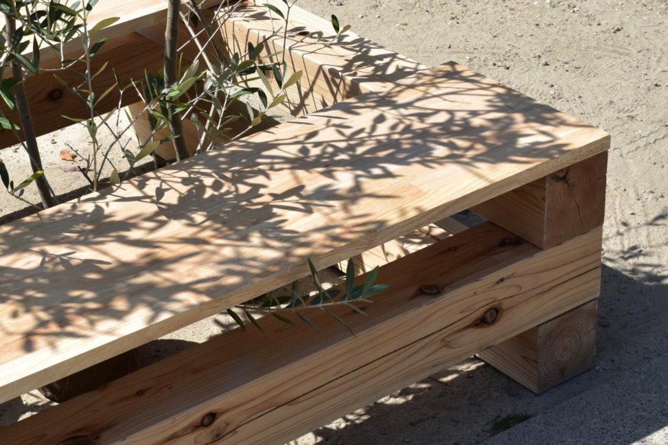 愛知県あま市甚目寺コミュニティつなぐ市場マルシェの緑のベンチ