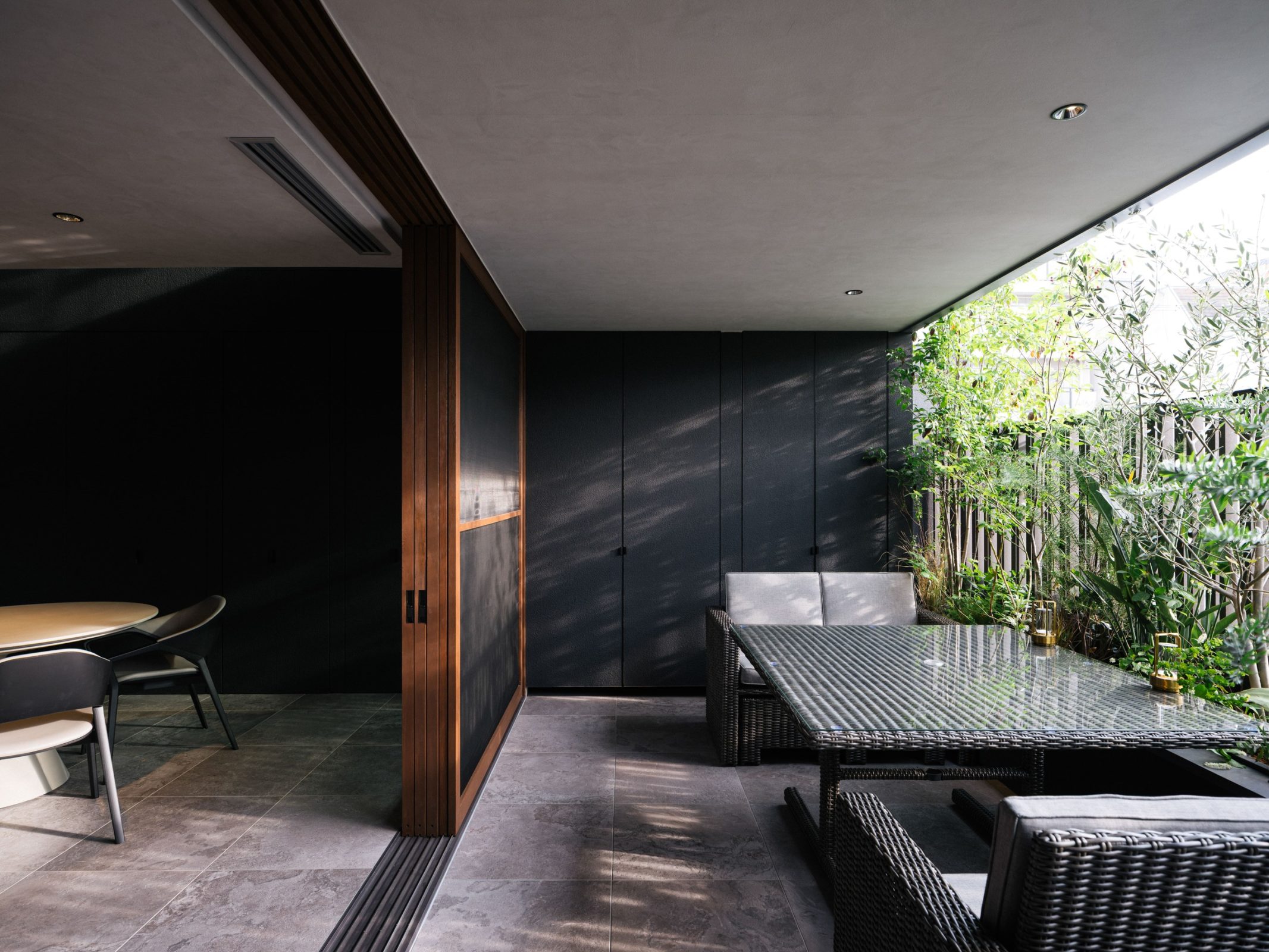 京都のリノベーションモダン住宅のバルコニーテラス