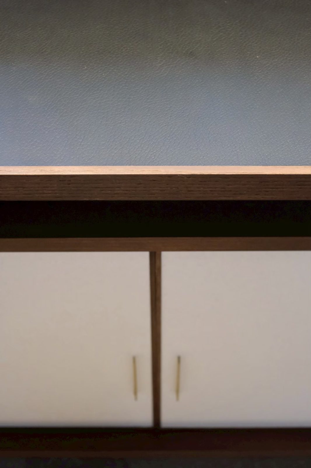 京都のリノベーションモダン住宅の机