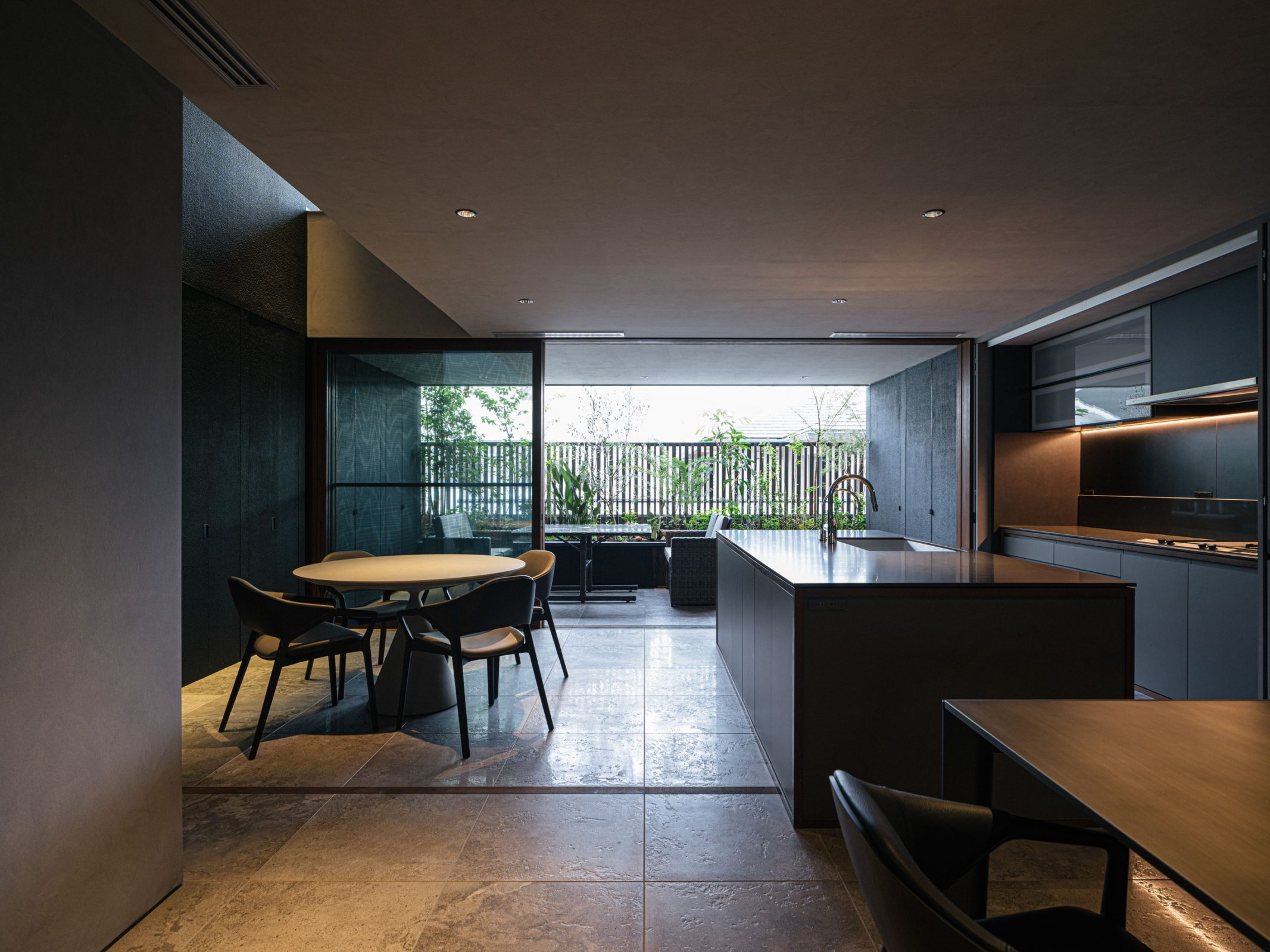 京都のリノベーションモダン住宅のダイニングキッチン