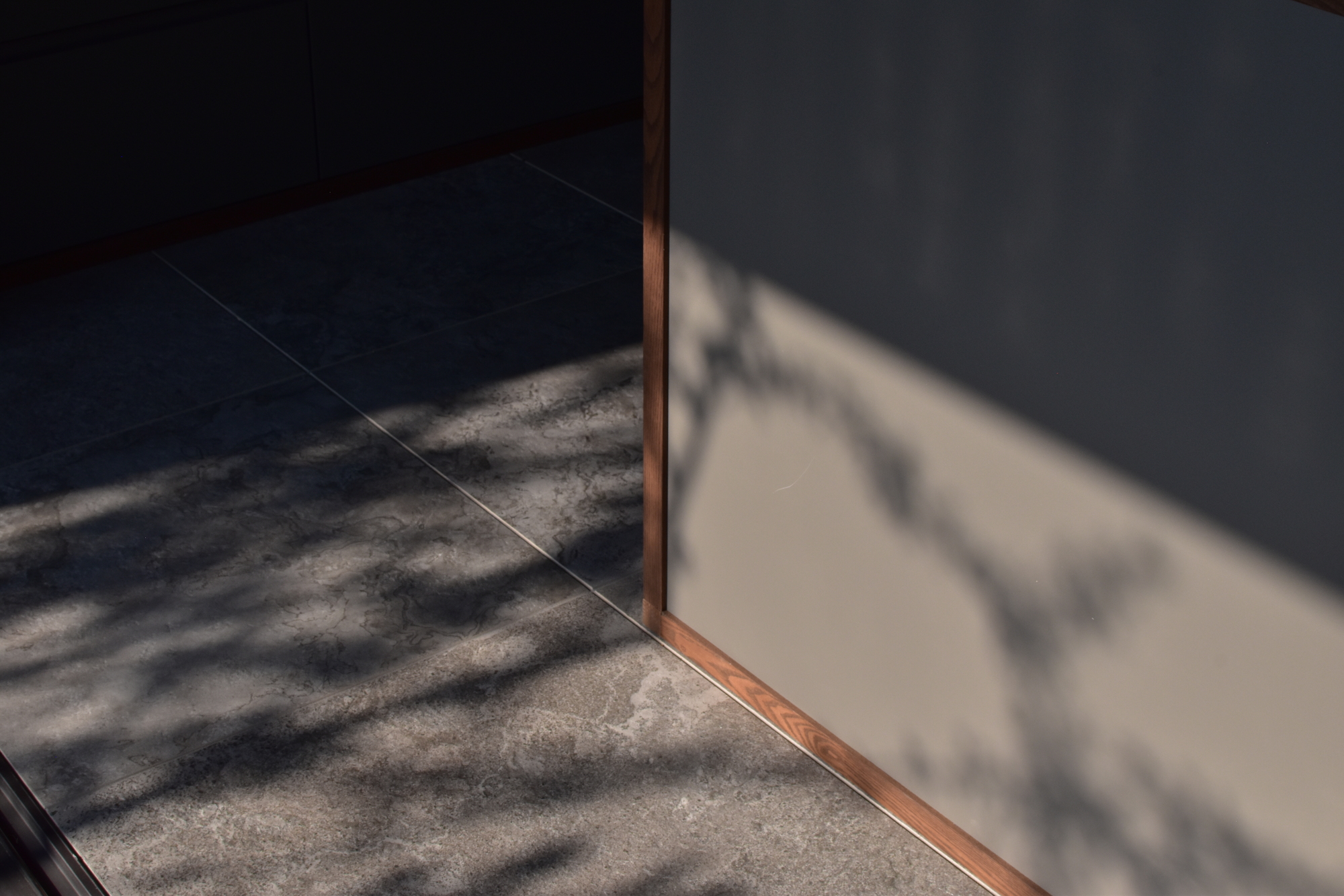 京都のリノベーションモダン住宅の陰影