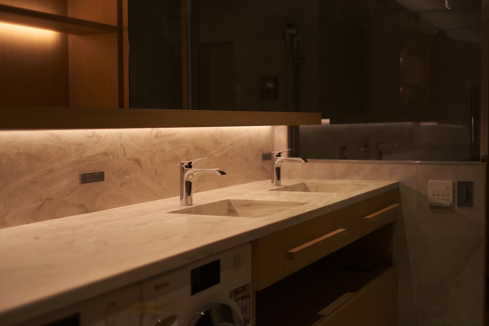 京都のリノベーションモダン住宅の洗面所