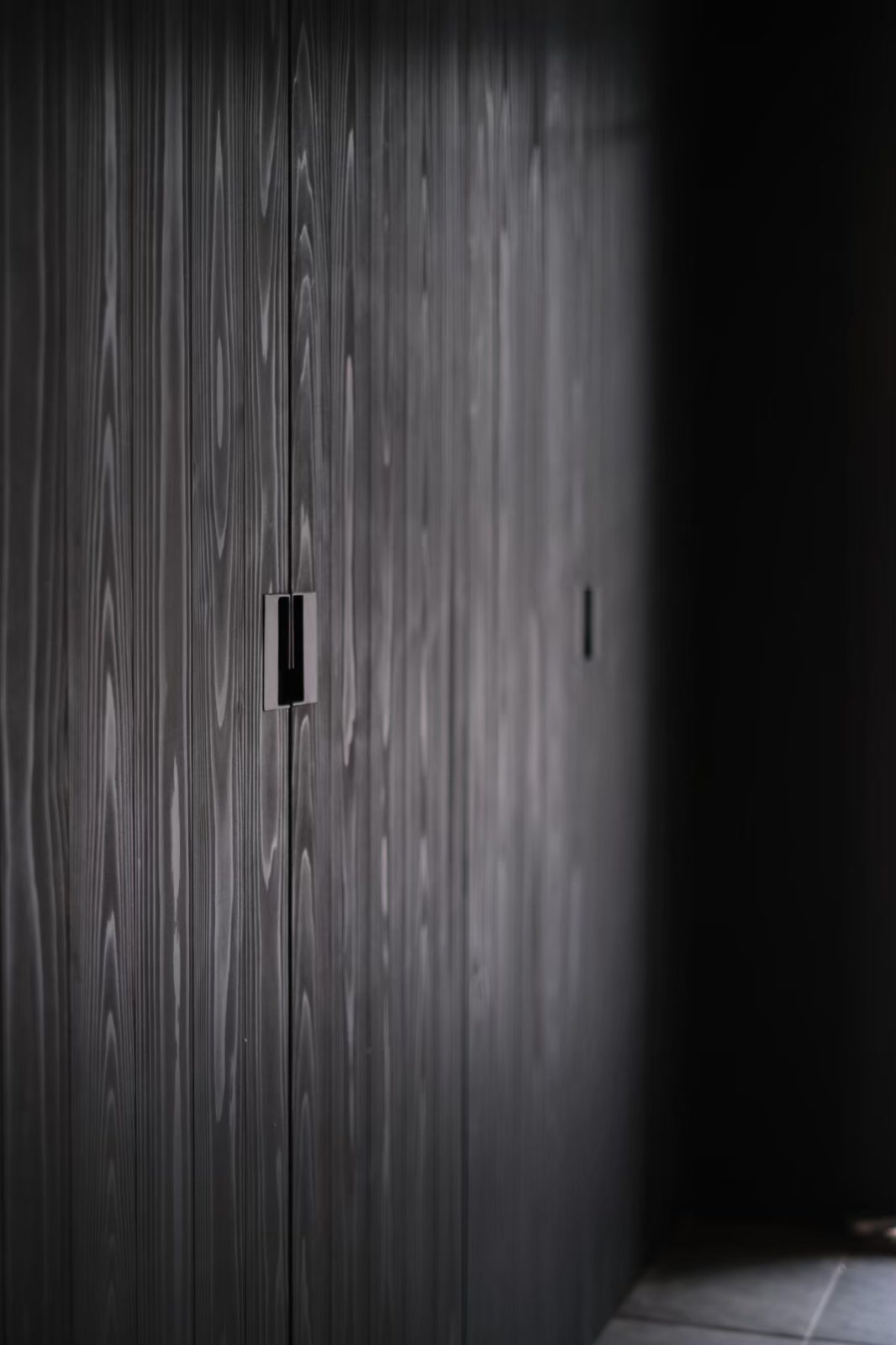 京都のリノベーションモダン住宅の杉板