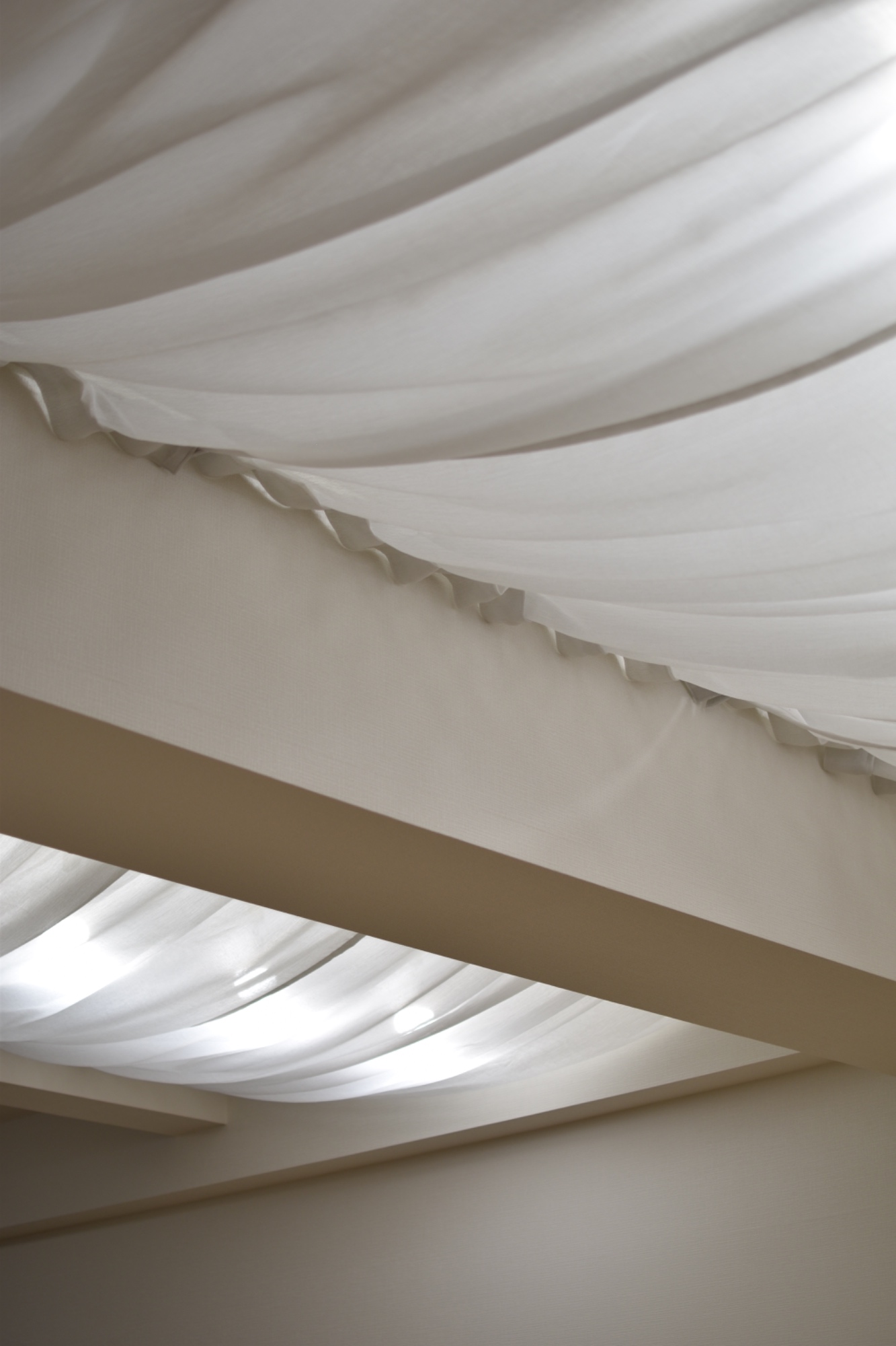 名古屋市のまつ毛育毛サロンの店舗内装インテリアデザイン天井のドレープカーテン