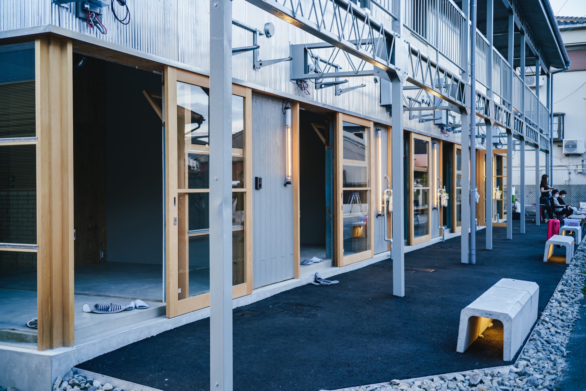 大阪市南吹田琥珀街の木造賃貸アパートのリノベーション外観照明ベンチ