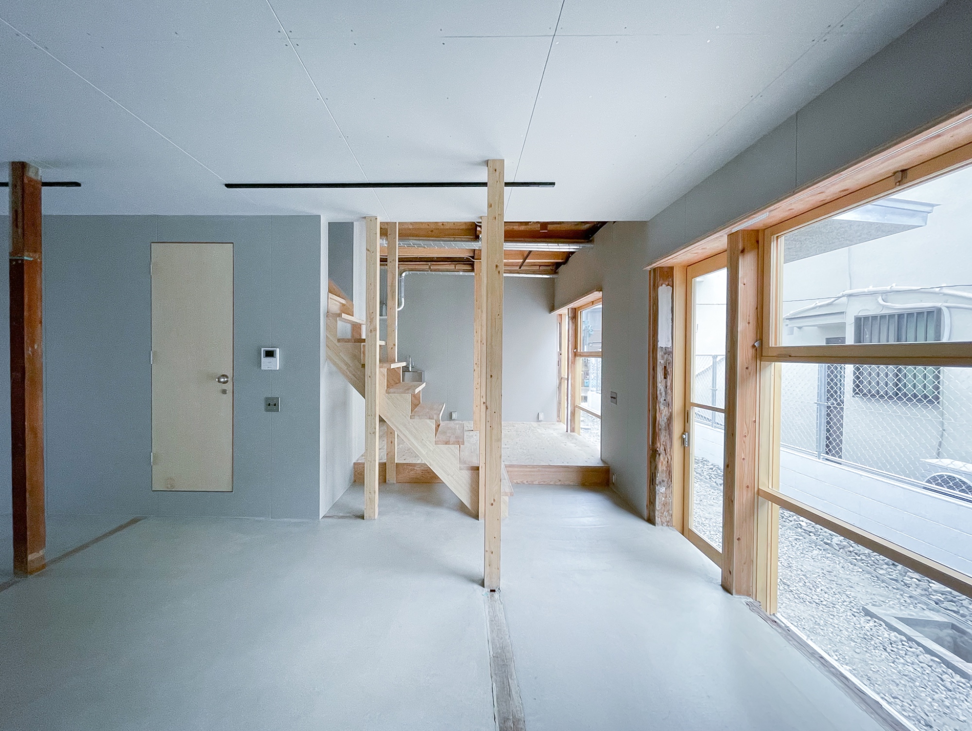 大阪市南吹田琥珀街の木造賃貸アパートのリノベーション階段ドア造作建具