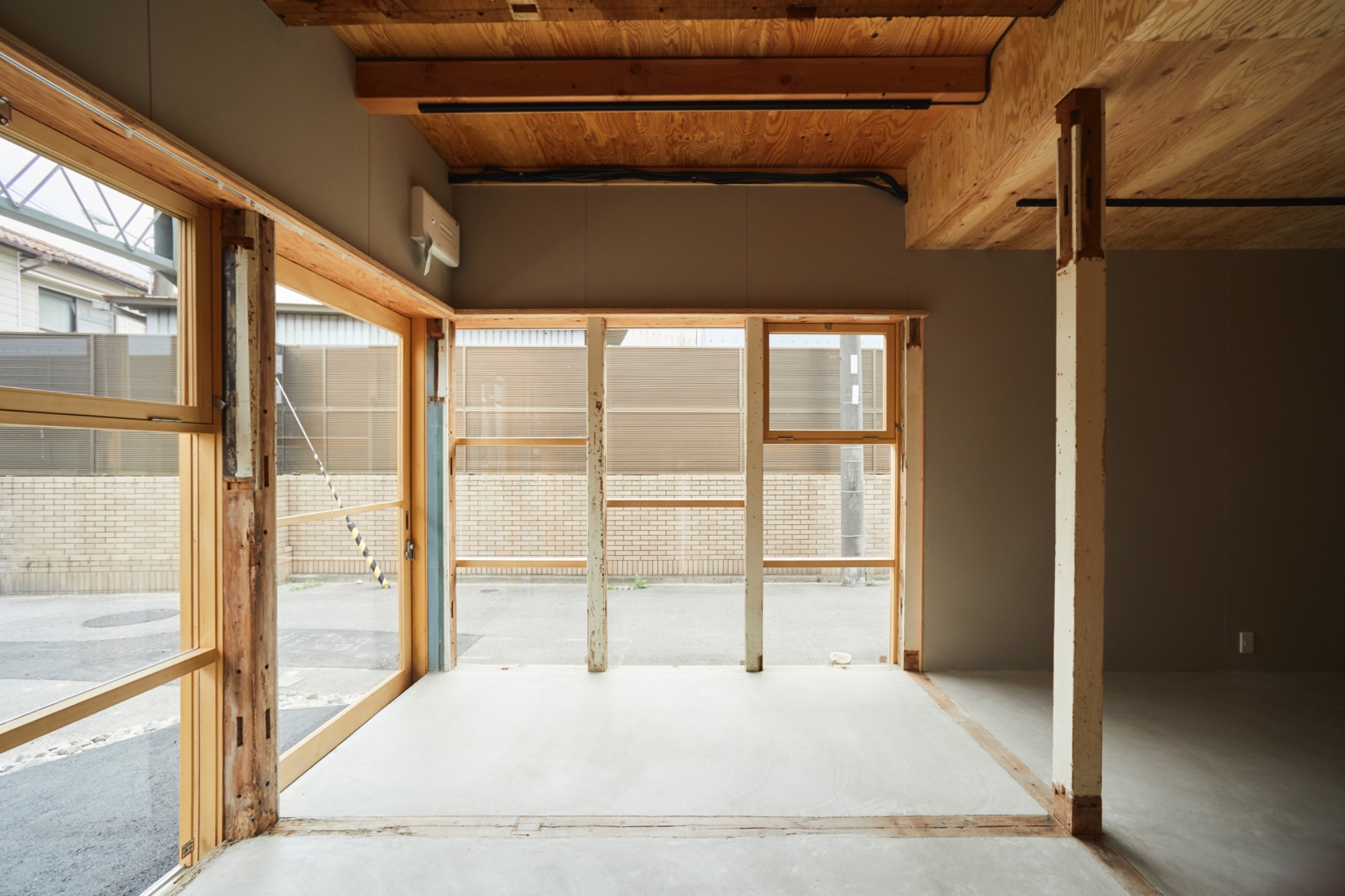 大阪市南吹田琥珀街の木造賃貸アパートのリノベーション内観古材土間造作窓デザイン