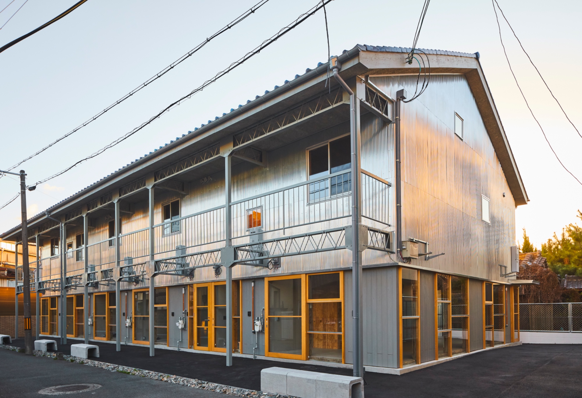 大阪市南吹田琥珀街の木造賃貸アパートのリノベーション波板外観夕景