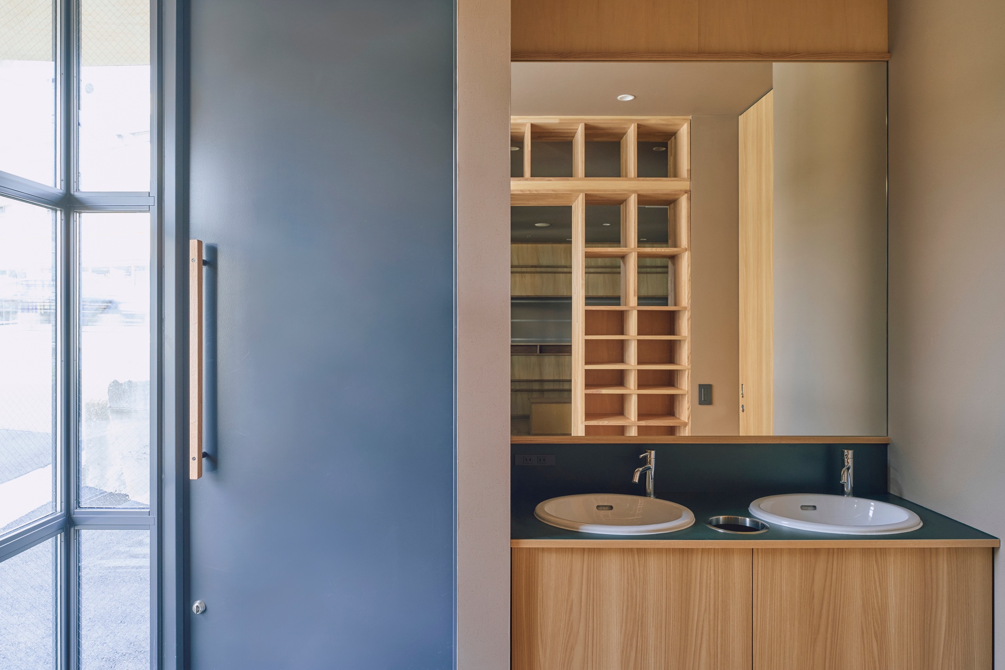 東大阪市石切の小児歯科のエントランス玄関洗面所