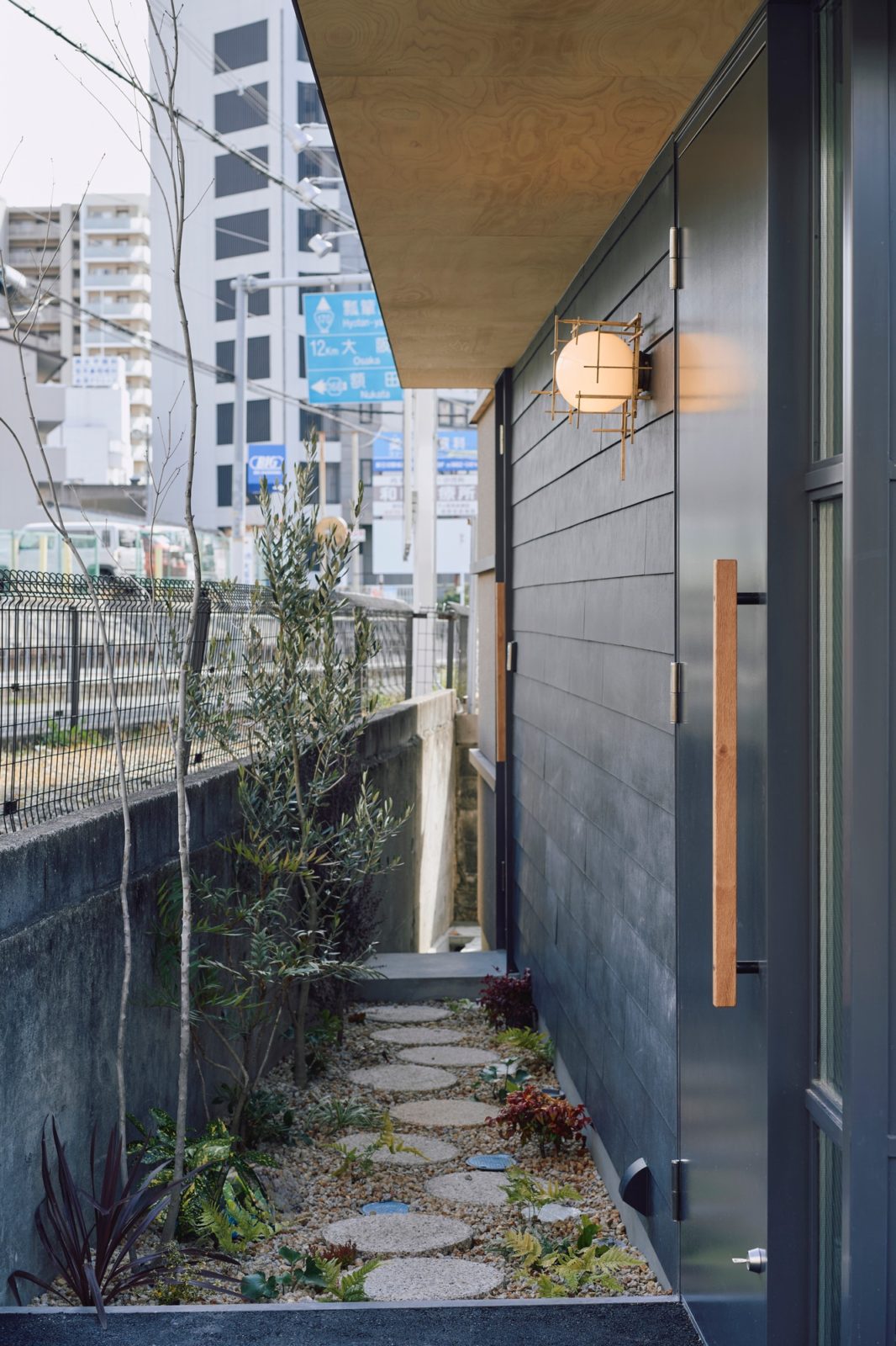 東大阪市石切の小児歯科のエントランスポーチ